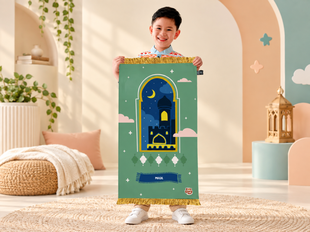 Anak memegang sajadah Taqwa hijau bermotif masjid dengan nama Maqil dan rumbai emas